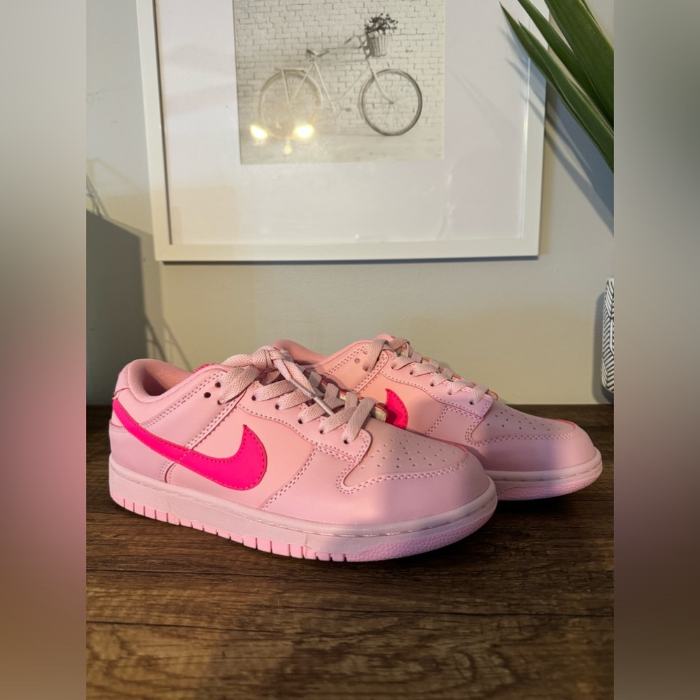 NWOT NON AUTHENTIC! WOMENS TRIPLE PINK DUNKS